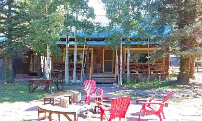 Red River Cabin | Bear Run - Walk to Main Street - Rustic Cabin - Free WiFi - Washer/Dryer - Wood