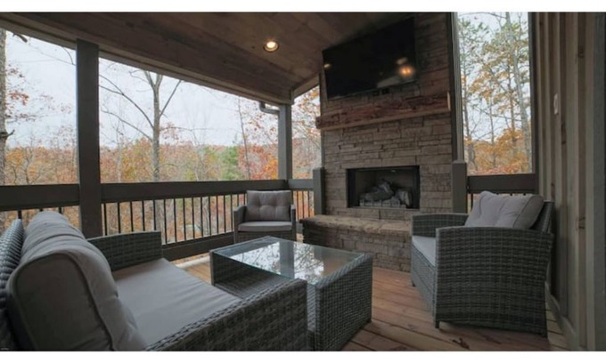 Ellijay Cabin | Bearfoot on the River | NEW | Hot Tub | Movie Room