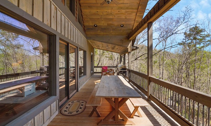 Ellijay House | Bearfoot on the RivernNew spacious cabin w/Hot Tub, Movie Room and family resort