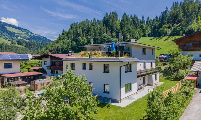 Hopfgarten im Brixental Apartment | Beautiful group accommodation, 50m to the ski bus
