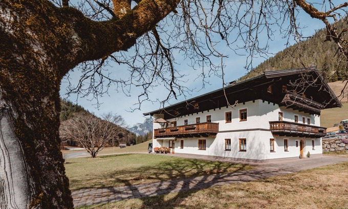 Sankt Martin bei Lofer Villa | Beautiful apartment in villa for 2 guests with TV, balcony and pets allowed