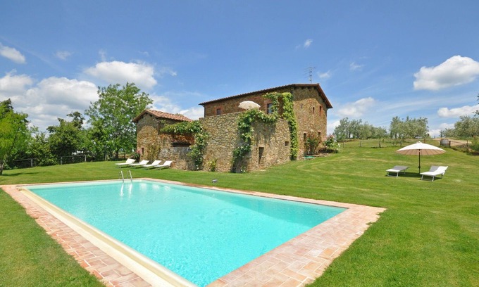 Castelnuovo Berardenga Apartment | Beautiful apartment for 6 guests with WIFI, pool, terrace, pets allowed and panoramic view