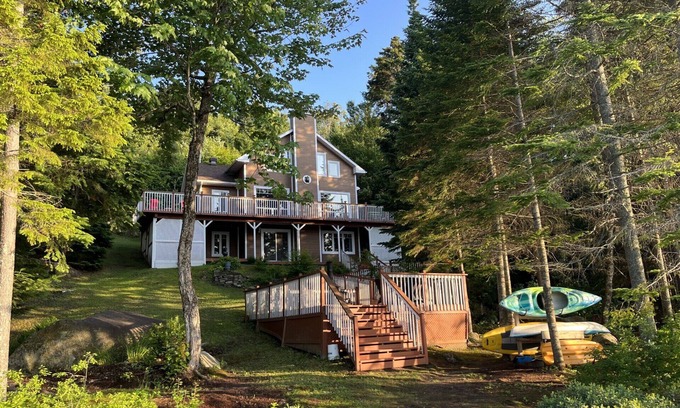 St-Adolphe-d'Howard Ski Chalet | Beautiful lake front cottage located in St-Adolphe-D'Howard on Lake Garry.
