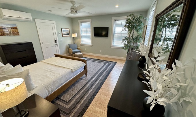 Yachting Village Hotel | Beautiful 1 Bed/1 Bath/Dog Friendly/Newly Renovated with Parking off Thames St.