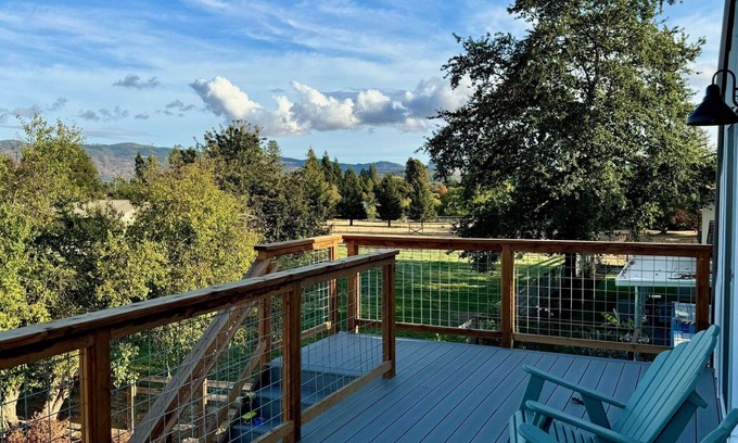 Napa Apartment | Beautiful 1 Bedroom, loft style apartment with private deck on vineyard in Napa.