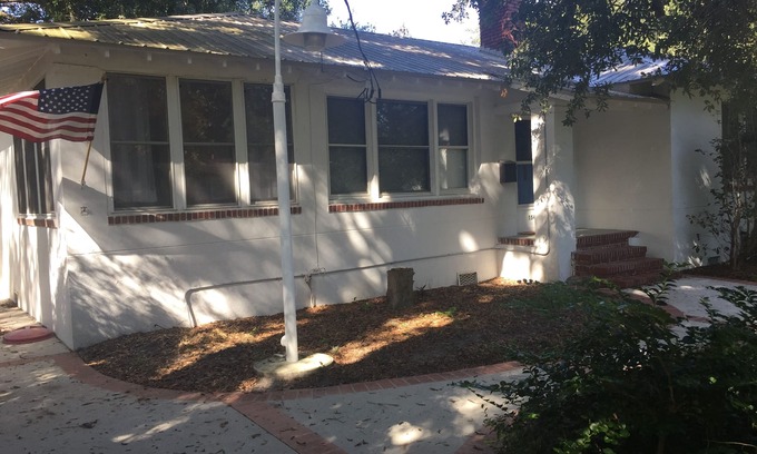 Lakewood House | Beautiful 1946 Bungalow close to downtown Jacksonville with Guesthouse