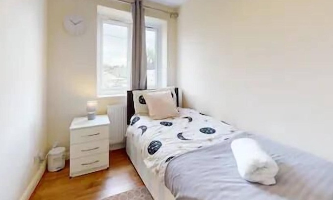 Stanford-le-Hope Apartment | Beautiful 2-Bed Apartment in Stanford-le-Hope