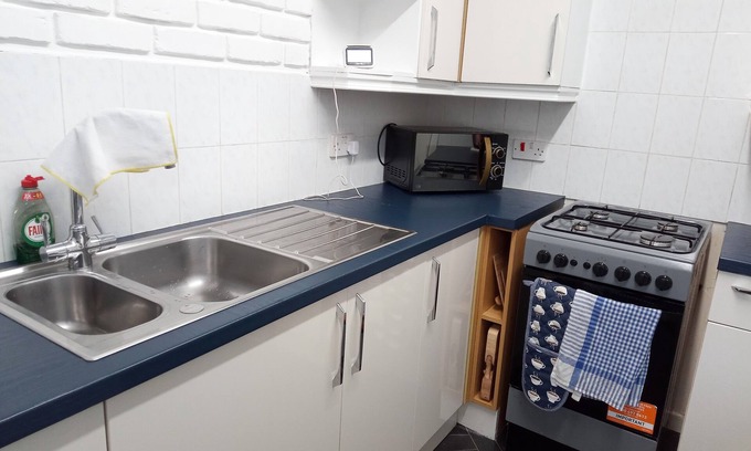 Bolton Apartment | Beautiful 2-bed House in Bolton With Free Parking