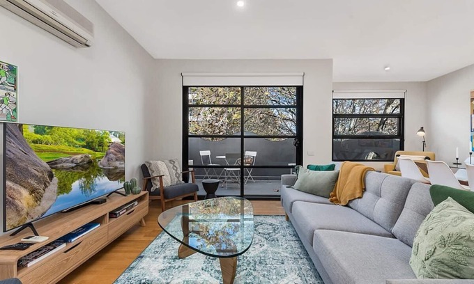 Collingwood Apartment | Beautiful 2-Storey Unit with Balcony near Smith St