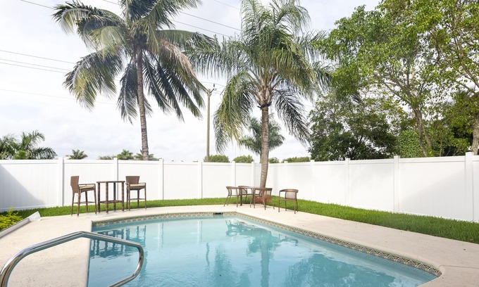 BallenIsles Villa | Beautiful 2 Bedrooms Residential House with Loft and Private Pool