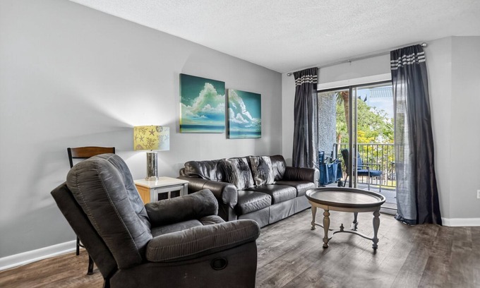 Hilton Head Condo | Beautiful 2BR/2Bath Unit - 1.5 Blocks from the Beach