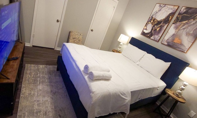 Hancock Apartment | Beautiful 2bd/2ba 5 Mins to UT 4933