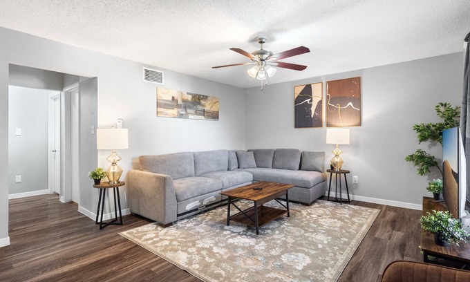 Hancock Apartment | Beautiful 2BR 5 Mins to UT 6983
