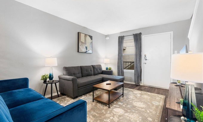 Hancock Apartment | Beautiful 2BR 5 Minutes to UT 5883
