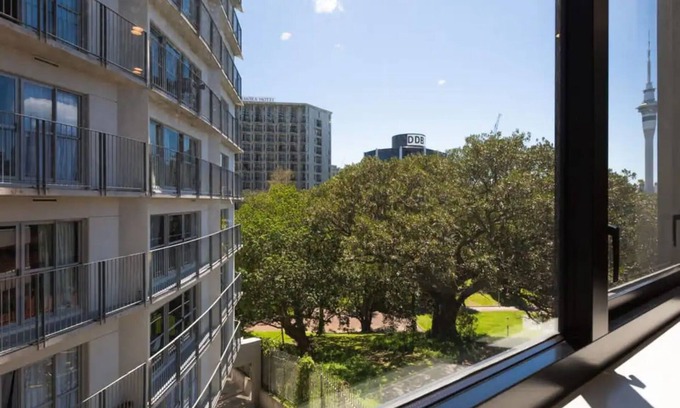 Newton House | Beautiful 2BR Unit next to Myers Park Zodiak Stays