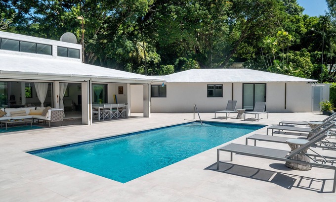 Mullins Villa | Beautiful 3 Bed Villa with Pool at Mullins Beach