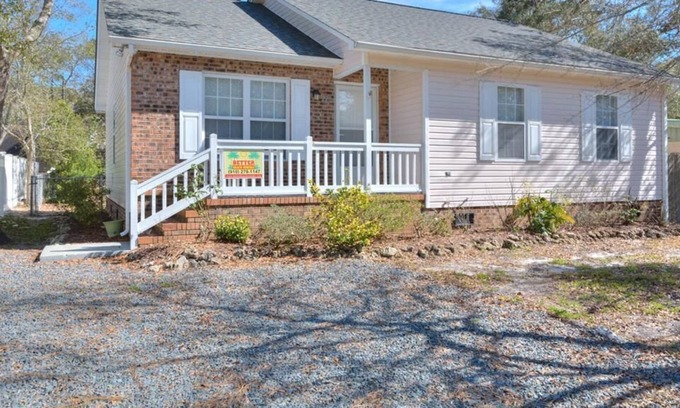 Tranquil Harbour House | Beautiful,3BR/2BA-2 Minute Drive to BEACH-Close to Stores&Restaurants-Sleeps 8