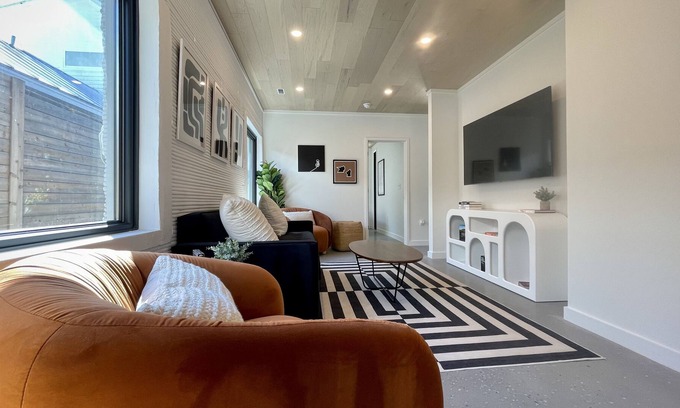 MLK House | Beautiful 3D Home 10 Minutes from Downtown | 4BD 3BA | Cowboy Pool