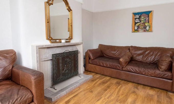 Fallowfield House | Beautiful 4BD Home in Heart of Fallowfield!
