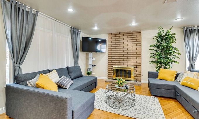 Las Vegas House | Beautiful 4bedroom,3bath ,5bed,2 sleep sofa,10 min Downtown,Pool,Hot Tub! Game !
