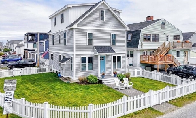 Seabrook House | Beautiful 5-bedroom house Steps to Seabrook beach!