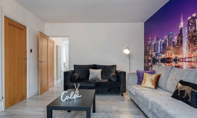 Luton House | Beautiful 6 bed home / ample parking & pool table