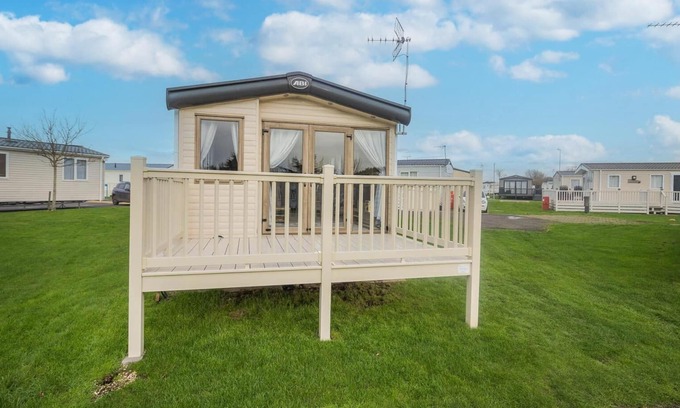 Walton on the Naze House | Beautiful 8 berth caravan at Naze Marine Holiday Park in Essex ref 17003D