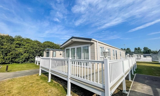 Hopton House | Beautiful 8 berth caravan with decking at Broadland Sands in Suffolk ref 20017CV