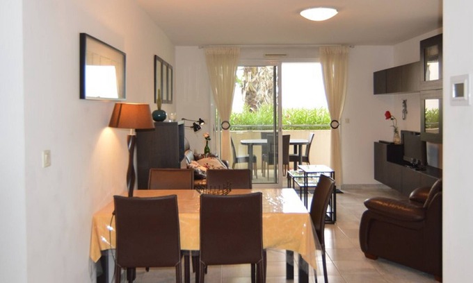 Meze Apartment | Beautiful air-conditioned apartment in Mèze with parking and beach access