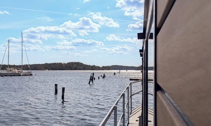Blankaholm Boat Rental | Beautiful and compact houseboat in a quiet location near Blankaholm.