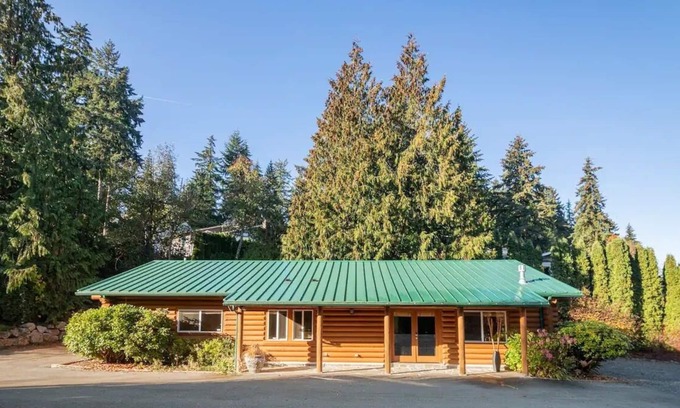 East Lake Hills Cabin | Beautiful and cozy log cabin with fireplace in Bellevue WA