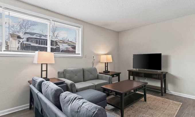 Jerome Apartment | Beautiful and Cozy Apartment in Springfield- 2 Bedroom