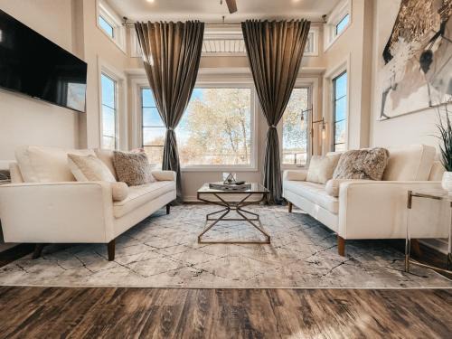 Old Southwest Apartment | Beautiful and Elegant River Front Cottage
