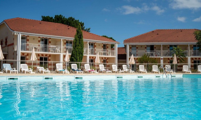Le Verdon-sur-Mer Apartment | Beautiful apartment for 6 guests with WIFI, pool, TV, terrace and pets allowed
