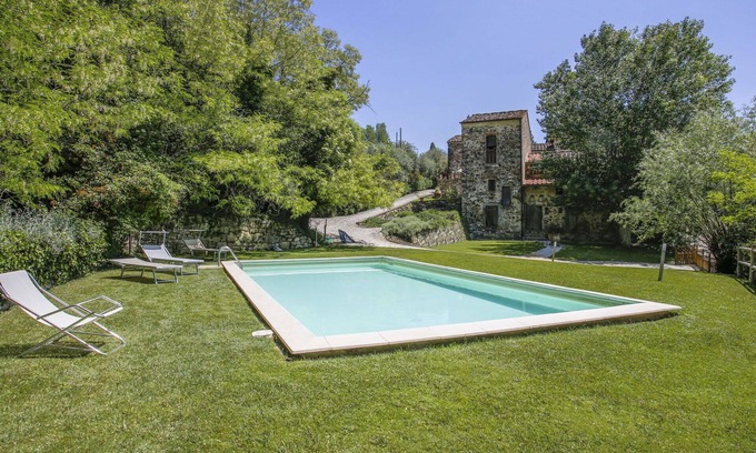 Sesto Fiorentino Villa | Beautiful apartment in villa for 3 guests with WIFI, pool, TV, patio and pets allowed