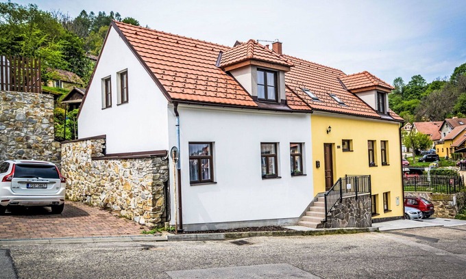 Cesky Krumlov Apartment | Beautiful apartment for 5 guests with WIFI, patio and pets allowed