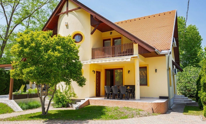 Balatonszarszo Apartment | Beautiful apartment for 10 guests with A/C, WIFI, TV, terrace and parking