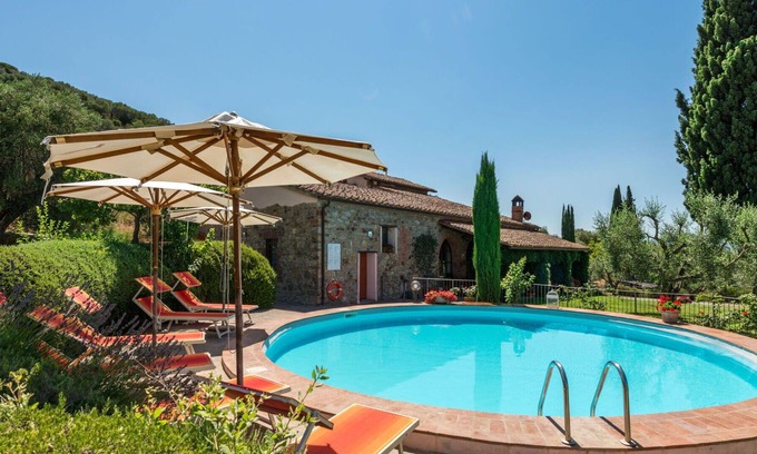 Campagnatico Villa | Beautiful apartment in villa with WIFI, pool, patio, pets allowed, panoramic view and parking