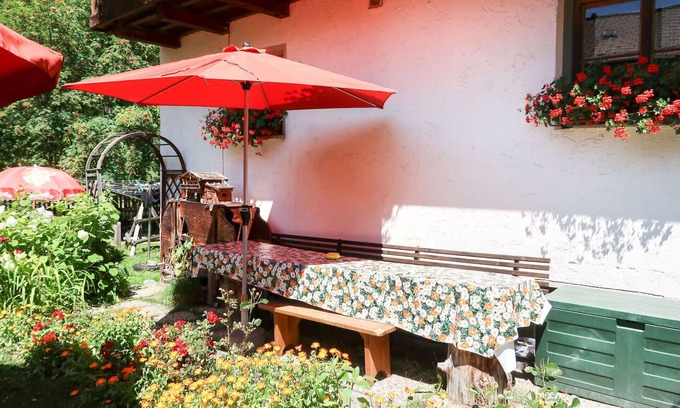 Kaunertal Villa | Beautiful apartment in villa for 4 guests with WIFI, TV, patio and pets allowed