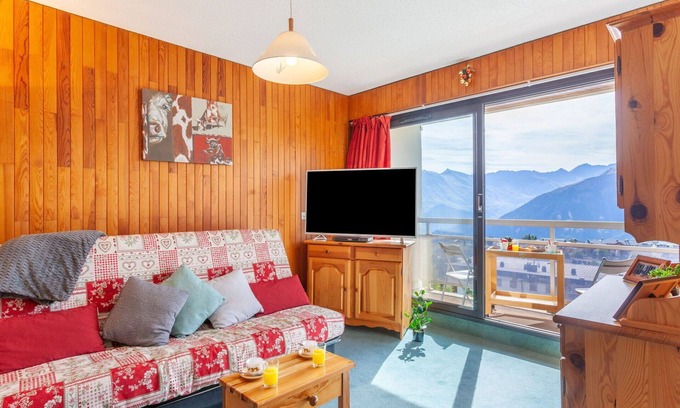 La Toussuire Apartment | Beautiful apartment for 4 guests with WIFI, TV and balcony