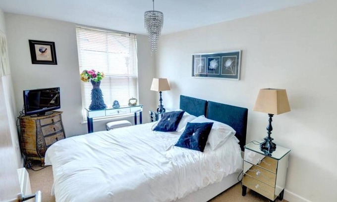Scarborough House | Beautiful Apartment with Sea Views in the Old Town