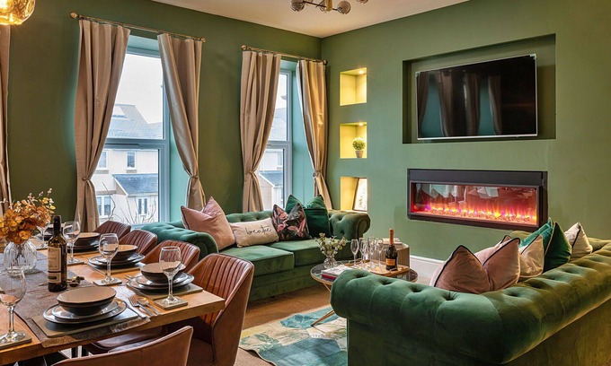 Rhyd-y-clafdy Apartment | Beautiful apartment for 11 guests with WIFI, hot tub, terrace, pets allowed and parking