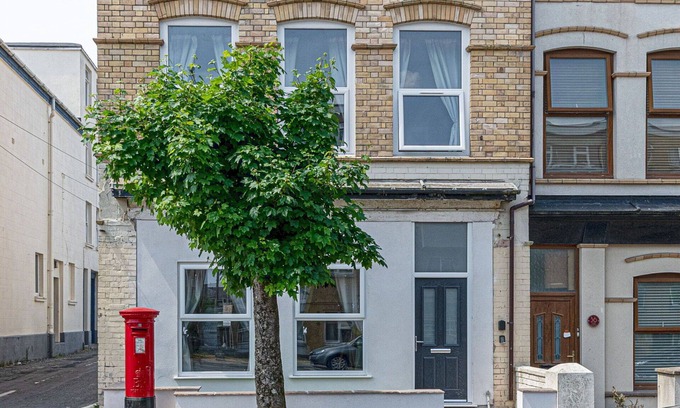 Rhyd-y-clafdy Apartment | Beautiful apartment for 15 people with hot tub, WIFI, terrace, pets allowed and parking