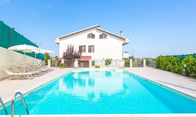 Collecorvino Apartment | Beautiful apartment for 6 guests with WIFI, A/C, private pool, TV, patio and pets allowed