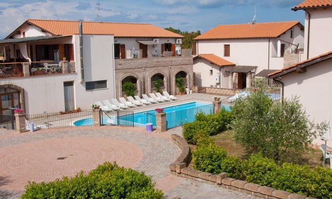 Follonica Apartment | Beautiful apartment for 4 people with A/C, pool, TV, patio, pets allowed and parking