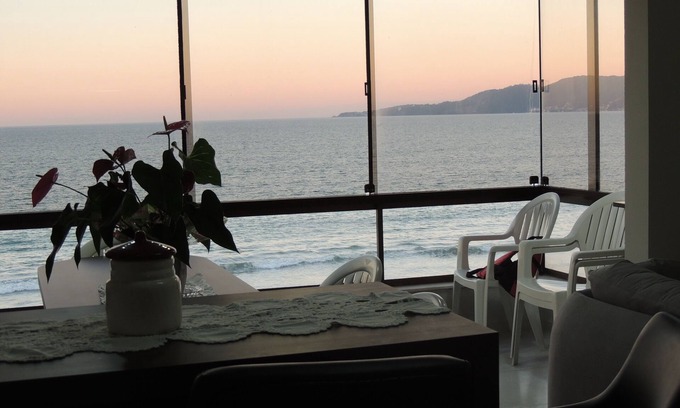 Itapema Apartment | Beautiful apartment facing the sea in Meia Praia, Itapema.