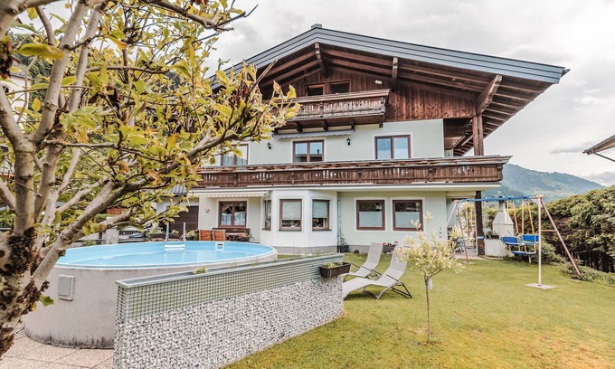 Goldegg Apartment | Beautiful apartment for 8 people with pool, WIFI, TV, balcony and pets allowed