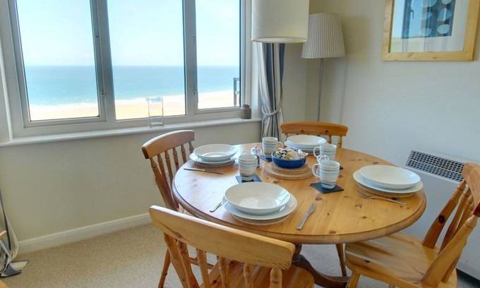 Putsborough Apartment | Beautiful apartment for 4 people with WIFI, pool, TV, terrace and parking
