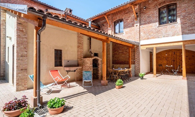 Mondovi Apartment | Beautiful apartment for 3 people with WIFI, TV, patio, pets allowed and parking