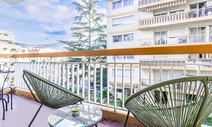 Cimiez Apartment | Beautiful apartment for 2 guests with A/C, WIFI, TV, terrace, pets allowed and panoramic view